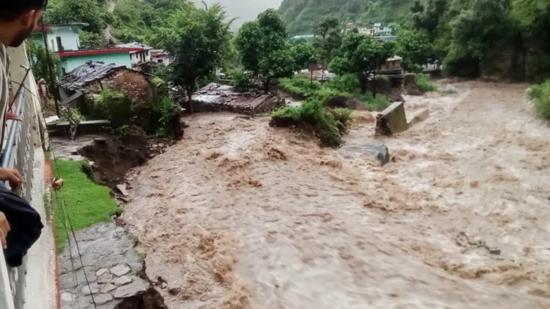 उत्तरकाशी के बादल फटा, अचानक आई बाढ़ से 4 की मौत, कई घर तबाह, अमित शाह ने पुष्कर धामी से की बात