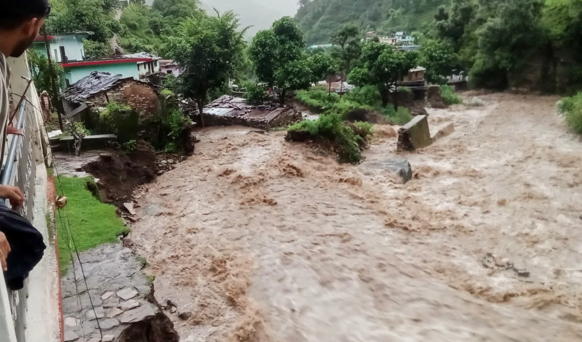 उत्तरकाशी के बादल फटा, अचानक आई बाढ़ से 4 की मौत, कई घर तबाह, अमित शाह ने पुष्कर धामी से की बात