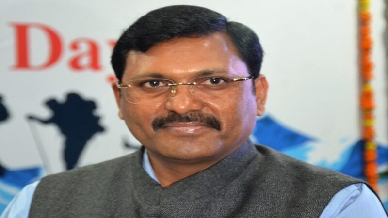 फिर चर्चा में आजम को जेल भिजवाने वाले IAS आंजनेय कुमार, यूपी से होगी विदाई या मिलेगा एक्सटेंशन?