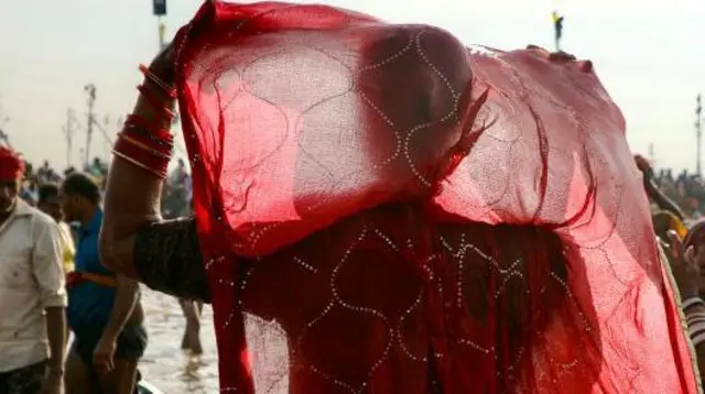 ब्युटीपार्लर मे काम करने आयी लडकी को महिला बहलाफुसलाकर अपने साथ ले गयी