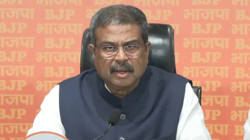 SIR के खिलाफ विपक्ष के मार्च पर BJP का तंज, धर्मेंद्र प्रधान बोले- घुसपैठियों को मतदाता बनाकर वो राजनीतिक रोटी सेंकना चाहते हैं