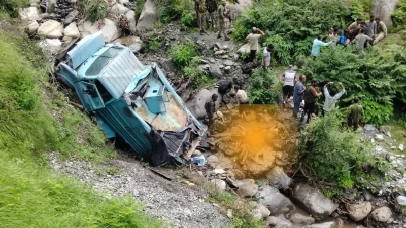 उधमपुर में बड़ा हादसा: 200 फीट गहरी खाई में गिरी CRPF जवानों की गाड़ी, 3 की मौत, 10 घायल