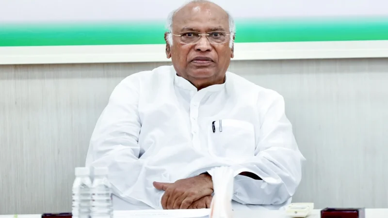 आपके मित्र ट्रंप के टैरिफ से 2.17 लाख करोड़ का नुकसान, खतरे में लाखों नौकरियाँ, खरगे का मोदी पर निशाना