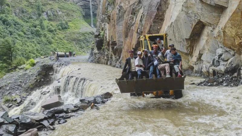 बिहार में भारी बारिश को लेकर चेतावनी जारी, नॉर्थ-ईस्ट में रेड अलर्ट, दिल्ली में हल्की बारिश की संभावना