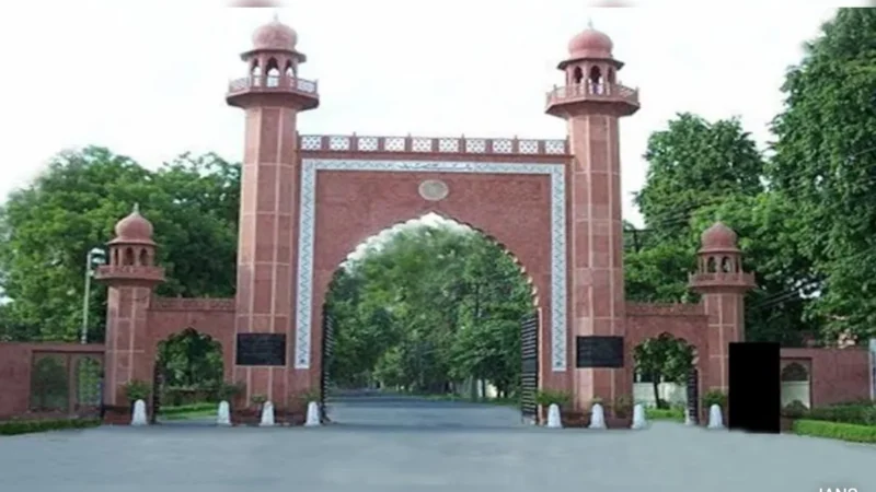 AMU में फीस वृद्धि को लेकर बवाल, पुलिस ने कई छात्रों को लिया हिरासत में, छात्र बोले- ‘दूसरा काला दिन’