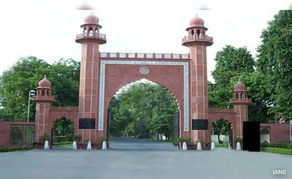 AMU में फीस वृद्धि को लेकर बवाल, पुलिस ने कई छात्रों को लिया हिरासत में, छात्र बोले- ‘दूसरा काला दिन’