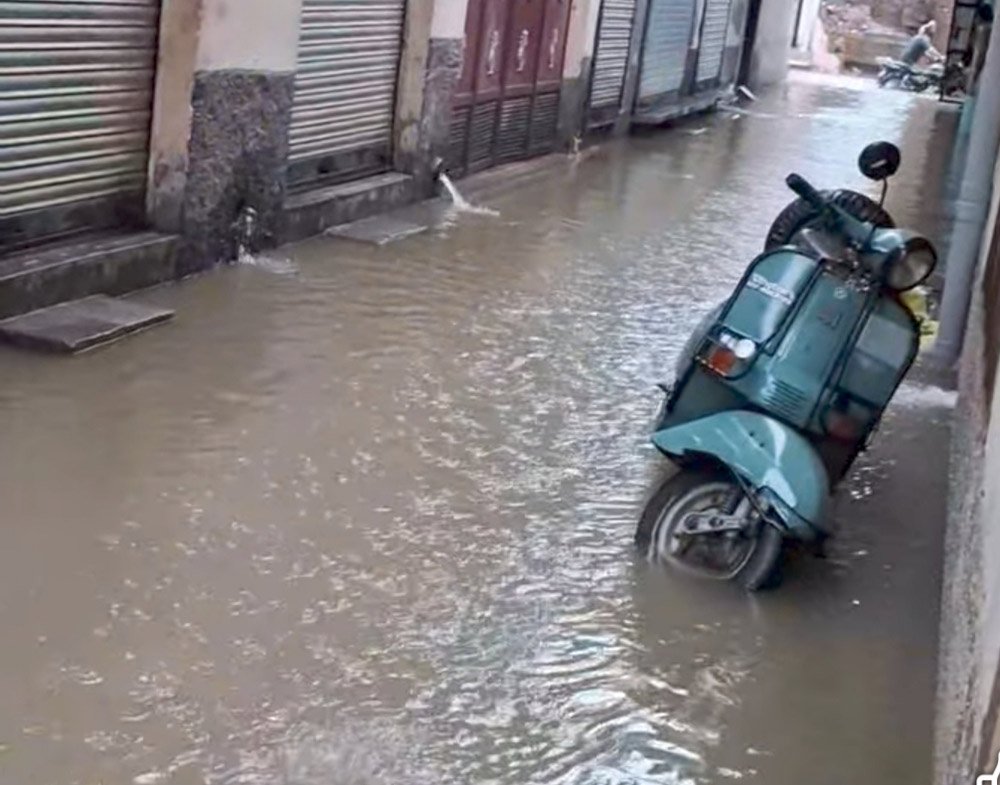 मोहल्ला चौघरियान मे गलियो मे जल भराव