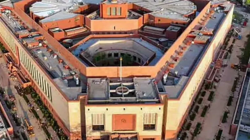 संसद की सुरक्षा में फिर हुई चूक, दीवार फांदकर भीतर घुसा शख्स, सुरक्षाबलों ने दबोचा