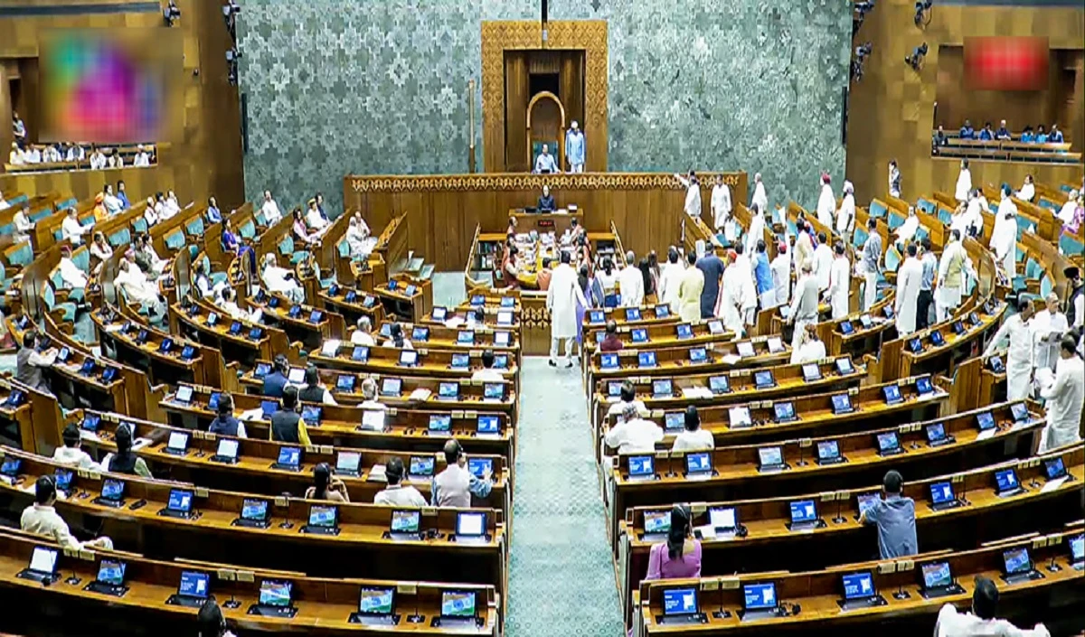 विपक्षी सांसदों ने फाड़ी कॉपी, अमित शाह की ओर फेंके कागज, गिरफ्तार PM-CM को हटाने से जुड़े बिल पर विवाद, भड़की BJP