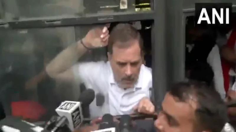 विपक्षी सांसदों को हिरासत में लिया गया, राहुल बोले- ये लड़ाई संविधान बचाने की है, प्रियंका का तंज, सरकार कायर है