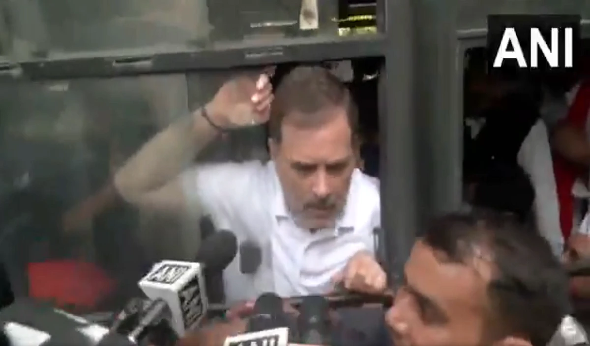 विपक्षी सांसदों को हिरासत में लिया गया, राहुल बोले- ये लड़ाई संविधान बचाने की है, प्रियंका का तंज, सरकार कायर है