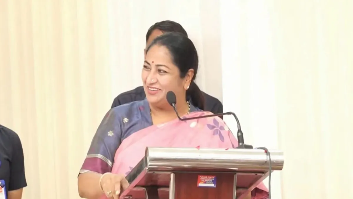 हमले के बाद पहली बार जनता के बीच पहुंचीं CM रेखा गुप्ता, ‘थ्री लेयर’ सुरक्षा घेरा, पत्रकारों के बैग भी हुए चेक