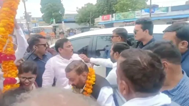 स्वामी प्रसाद मौर्या पर हमला, माला पहनाने के बाद युवक ने पीछे से मारा थप्पड़