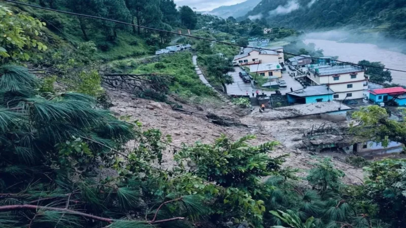 उत्तराखंड के चमोली में बादल फटने से तबाही, SDM आवास समेत कई घरों में घुसा मलबा, लोग भी लापता