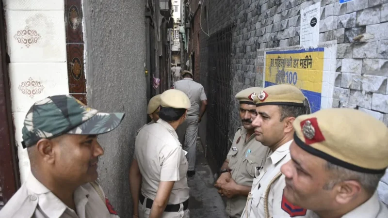 ट्रिपल मर्डर से दिल्ली के करावल नगर में मचा हड़कंप, महिला और दो बच्चों की हत्या, आरोपी पति फरार