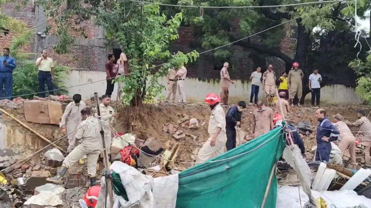 दिल्ली के जैतपुर इलाके में बड़ा हादसा, दीवार गिरने से सात लोगों की मौत