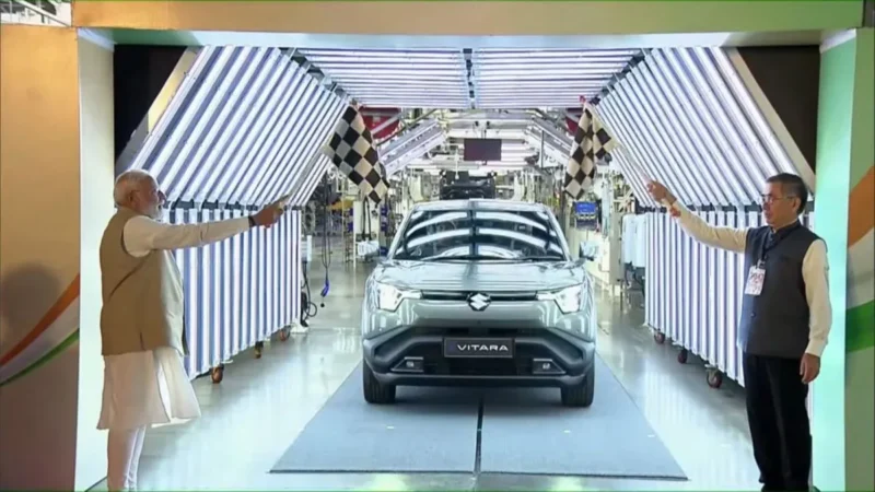 भारत में बनी पहली मारुति सुजुकी ई-विटारा को प्रधानमंत्री ने दिखाई हरी झंडी, जानिए कितनी होगी इसकी कीमत