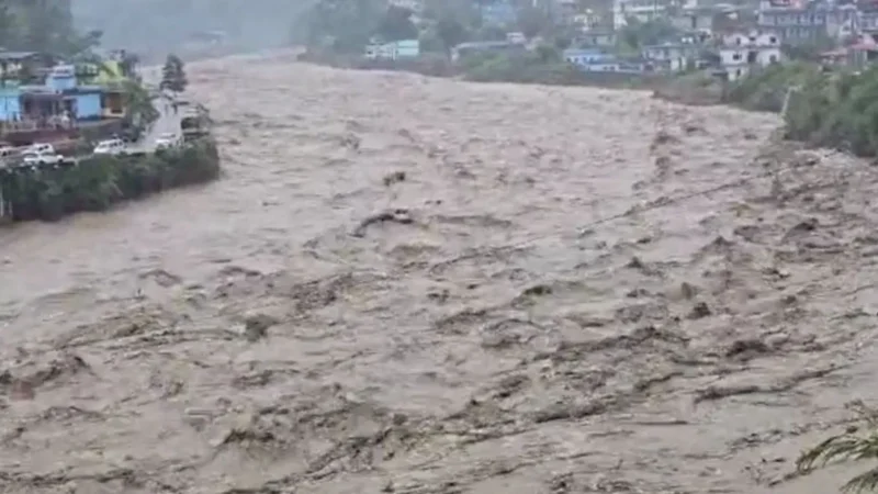 उत्तराखंड में फिर बादल फटा, रुद्रप्रयाग और चमोली में आया सैलाब, भारी तबाही की खबर