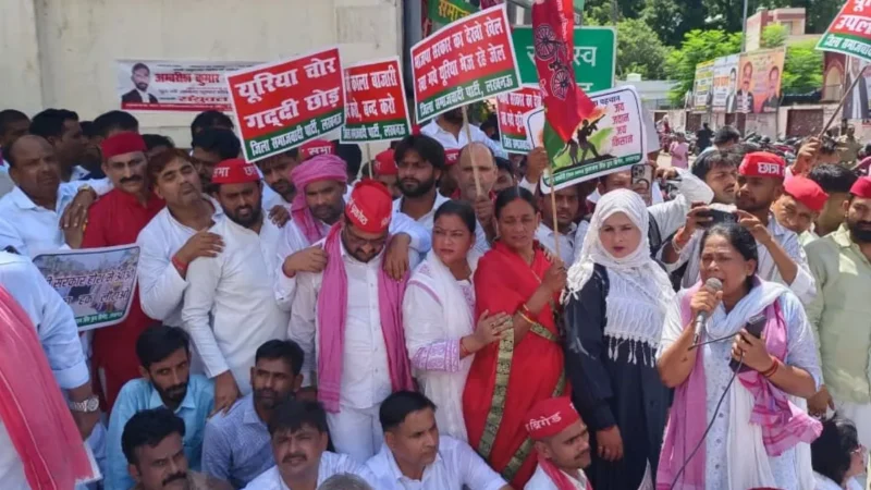 राजभवन घेराव की कोशिश कर रहे सपाइयों को रोका, पुलिस के खिलाफ नारेबाजी