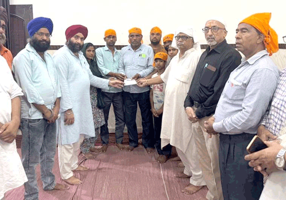 मजदूरों ने बाढ़ पीडि़तों  के लिए 11 हजार रूपये की नगदी भेजकर पेश की मिसाल