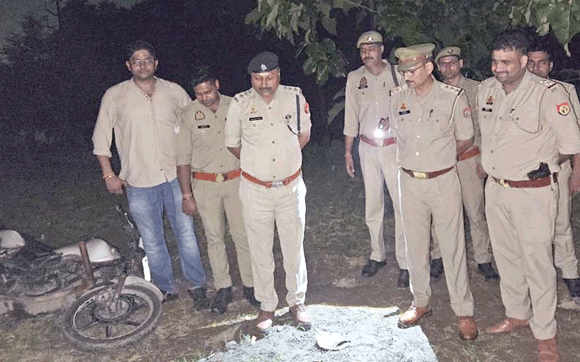 पुलिस ने मुठभेड़ के दौरान दबोचे दो शातिर वाहन चोर, चोरी की मोटरसाइकिलें, तमंचा व कारतूस किए बरामद