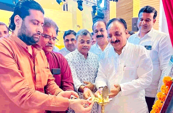 खाइके पान बनारस वाला ने श्रोताओं को बांधा