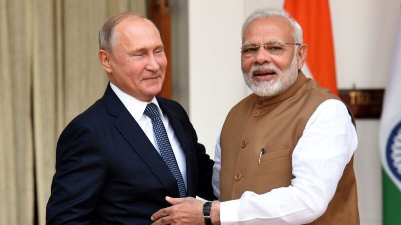 भारत-रूस की दोस्ती देख बौखलाया अमेरिका, ट्रंप के सलाहकार ने चिढ़कर कहा – ‘हमारे साथ रहना चाहिए’