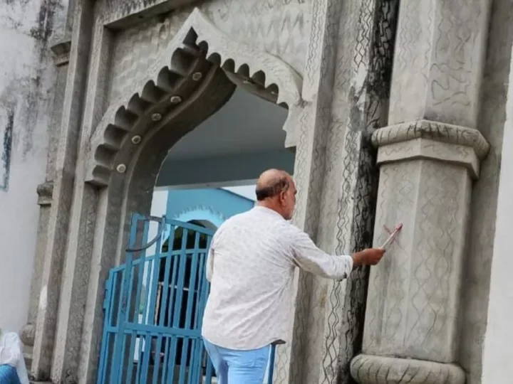 यूपी के इस ज‍िले में एक और अवैध मदरसे पर चलेगा बुलडोजर, लगाया गया लाल न‍िशान; अधि‍कार‍ियों के पहुंचते ही मची खलबली