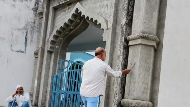 यूपी के इस ज‍िले में एक और अवैध मदरसे पर चलेगा बुलडोजर, लगाया गया लाल न‍िशान; अधि‍कार‍ियों के पहुंचते ही मची खलबली