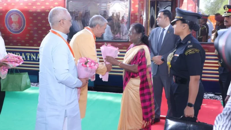 वृंदावन में ठाकुर बांके बिहारी मंदिर दर्शन करने पहुंचीं राष्ट्रपति द्रौपदी मुर्मु