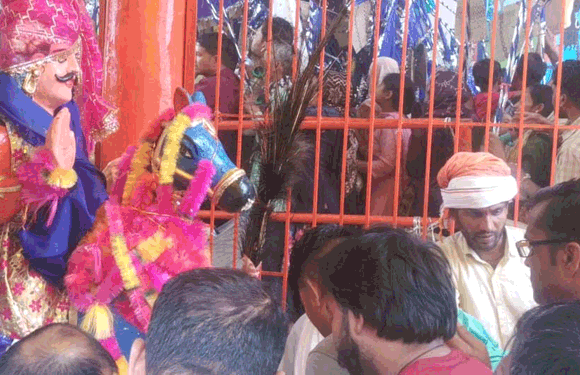 भारी बरसात के बीच म्हाड़ी स्थल पर उमड़ा श्रद्धालुओं का सैलाब