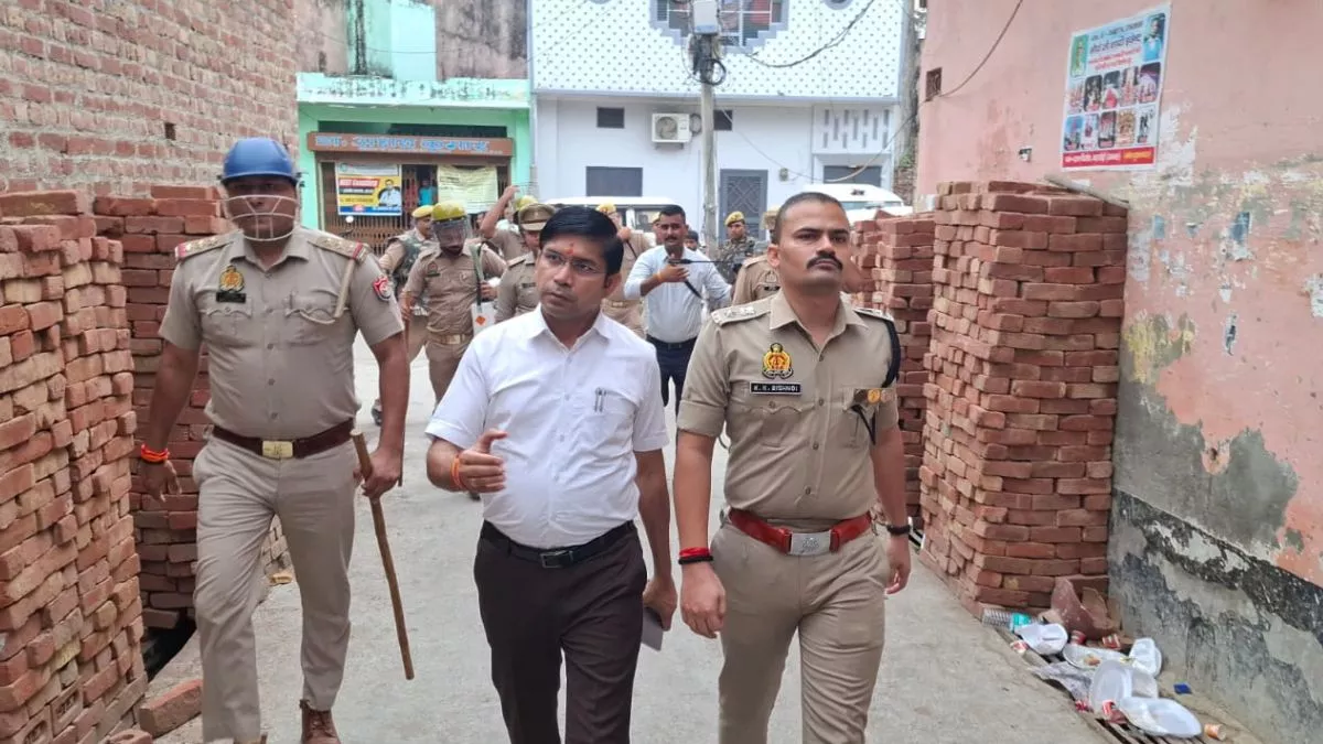 संभल में मंत्री आवास पर पहुंचे DM-SP, धरना दे रहे शिक्षकों को दिया एक घंटे में जगह छोड़ने का अल्टीमेटम