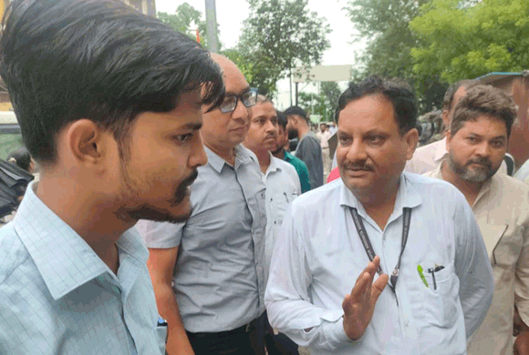 सलाधार बारिश के बीच नगरायुक्त ने किया काशीराम कॉलोनी का निरीक्षण
