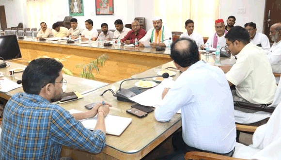 शिक्षक व स्नातक निर्वाचन क्षेत्र के मतदेय स्थलों के संबंध में राजनैतिक दलों के साथ हुई बैठक