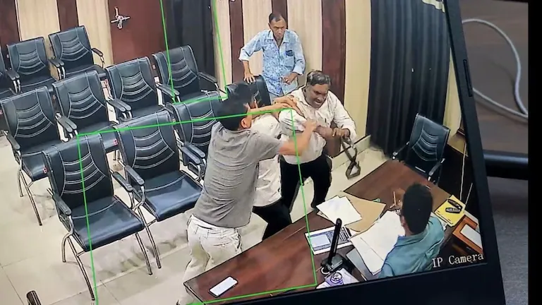 सीतापुर कांड में आया लेडी टीचर का कनेक्शन! हाजिरी का दबाव बना रहे थे अधिकारी