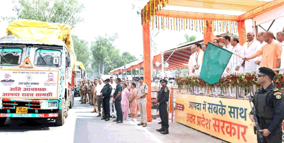 मुख्यमंत्री योगी आदित्यनाथ ने राहत सामग्री से भरे 48 वाहनों को दिखाई हरी झंडी