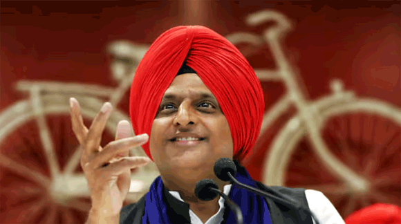 ‘नेपाल की तरह जनता यहां भी सड़क पर दिखाई देगी’, लाल पगड़ी में अखिलेश यादव का सरकार पर निशाना