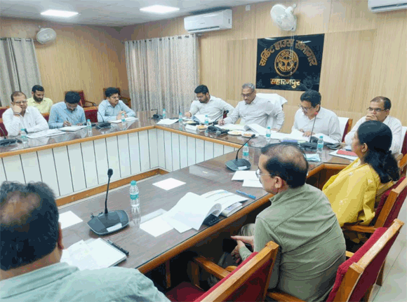 मण्डलायुक्त की अध्यक्षता में हुई सीएम डैश बोर्ड पर विकास कार्यों, कर-करेत्तर एवं राजस्व कार्यों की बैठक