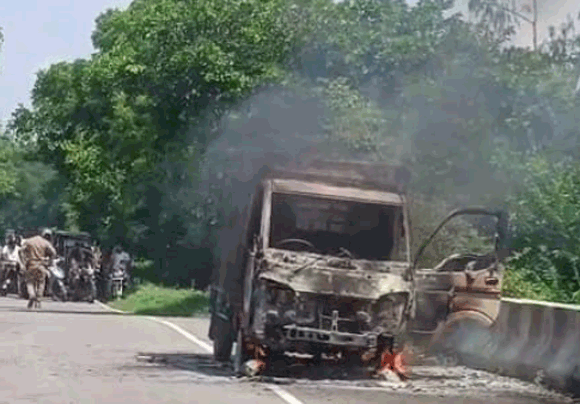 सहारनपुर रोड पर मिनी ट्रक मे लगी आग, चालक ने कूदकर जान बचायी