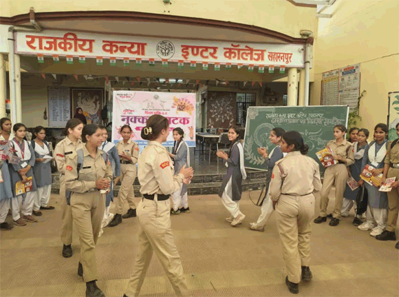 मिशन शक्ति अभियान के तहत माध्यमिक एवं बेसिक शिक्षा के विद्यालयों में लैंगिक समानता विषय पर आयोजित हुए नुक्कड नाटक