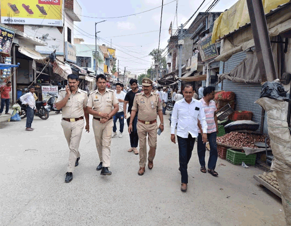 नगर पालिका ने पुलिस के साथ नगर मे सिंगल यूज पोलीथीन का प्रयोग बंद कराने को लेकर चलाया चैकिंग अभियान