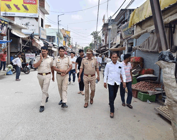 नगर पालिका ने पुलिस के साथ नगर मे सिंगल यूज पोलीथीन का प्रयोग बंद कराने को लेकर चलाया चैकिंग अभियान