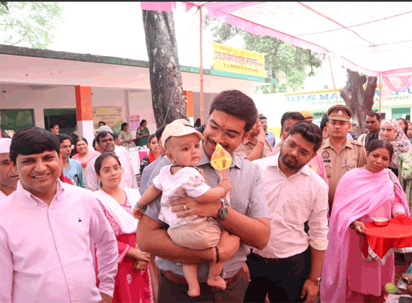 जिलाधिकारी ने किया उच्च प्राथमिक विद्यालय मनोहरपुर में आठवें राष्ट्रीय पोषण माह का शुभारम्भ