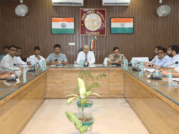 उत्तर प्रदेश राज्य आपदा प्रबंधन प्राधिकरण के उपाध्यक्ष योगेंद्र डिमरी की अध्यक्षता तथा जिलाधिकारी एवं वरिष्ठ पुलिस अधीक्षक की उपस्थिति में हुई बैठक