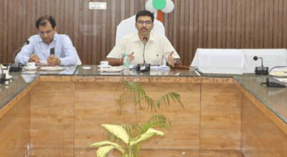 जिलाधिकारी की अध्यक्षता में आयोजित की जनपद स्तरीय निवेशकों के हस्ताक्षरित एमओयू की मॉनिटरिंग बैठक