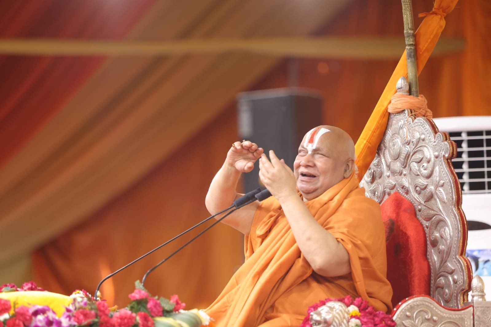 रामभद्राचार्य के खिलाफ सोशल मीडिया से हटाएं जाएं आपत्तिजनक वीडियो, हाईकोर्ट का सख्त आदेश