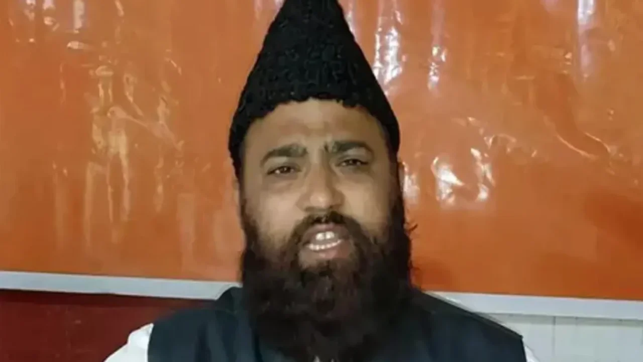 रामभद्राचार्य द्वारा पश्चिमी यूपी को मिनी पाकिस्तान बताने पर विवाद, मौलाना बोले- फिजूल बात