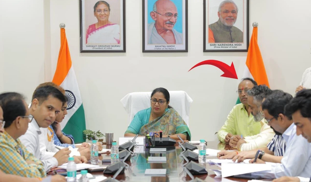 CM के पति सरकारी मीटिंग में, AAP का हमला- दिल्ली बनी ‘फुलेरा पंचायत’, सुपर CM चला रहे राज! BJP का पलटवार