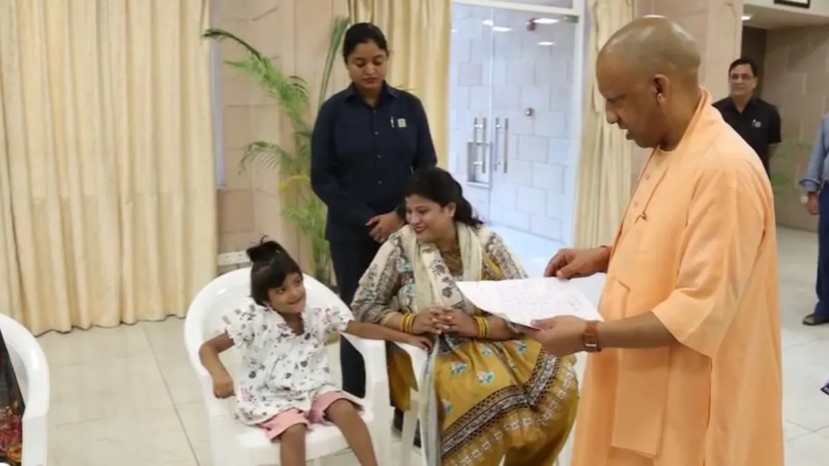 जनता दर्शन में दिल छू लेने वाला पल, जब CM योगी को बच्ची ने कहा- “मैं डॉक्टर बनना चाहती हूं