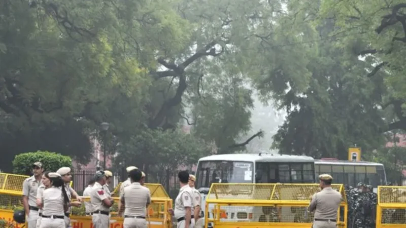 दिल्ली-हरियाणा समेत पूरे NCR में गैंगस्टर्स के 25 ठिकानों पर छापेमारी, 380 पुलिसकर्मी ऑपरेशन में जुटे